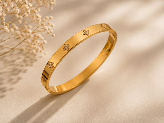 Bracelet Élégance Clover Plaqué or 18 carats – NERA PARIS